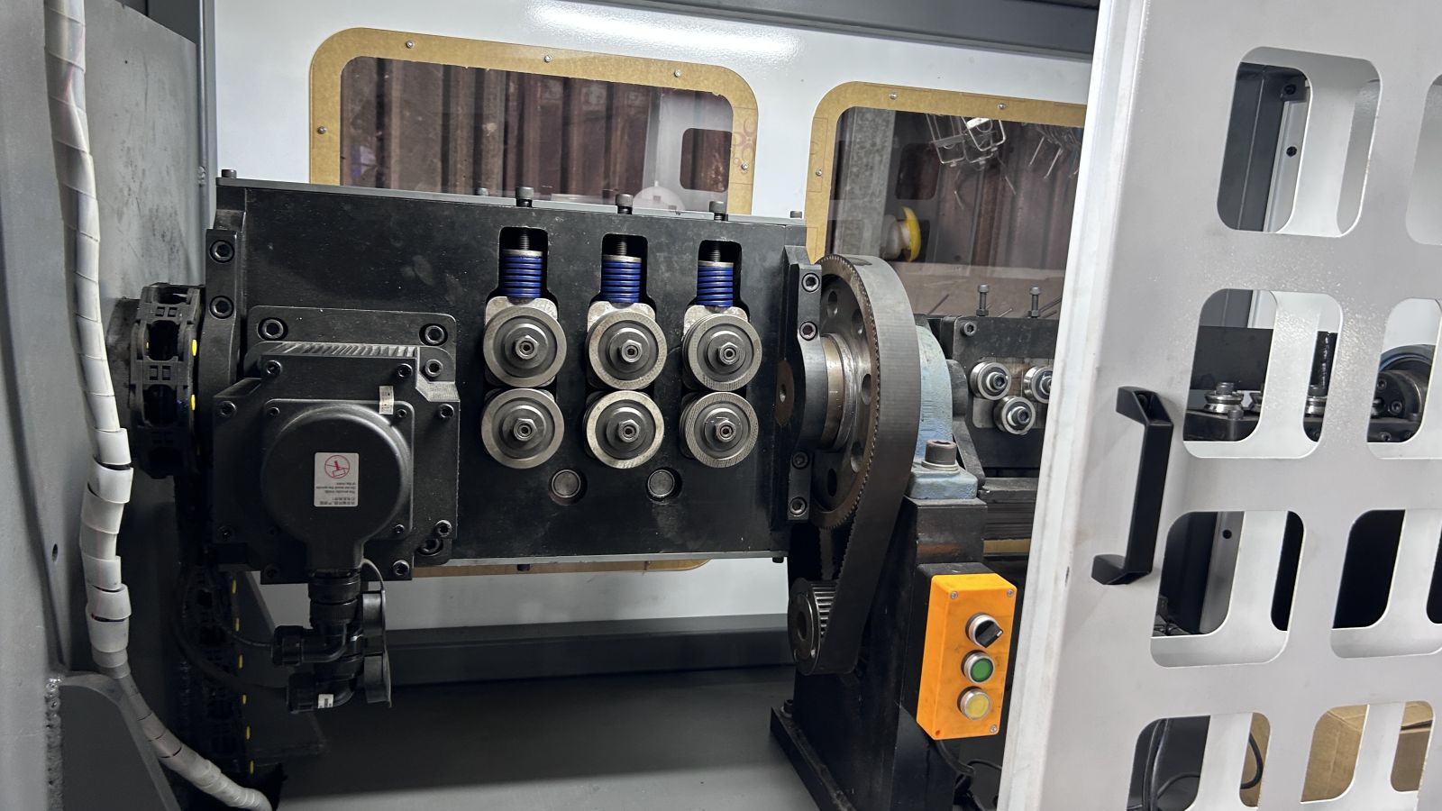 Không gian bên trong bộ duỗi và cấp phôi